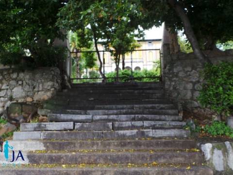 Luksuzan stan za najam u vili uz more, sa vrtom i otvorenim pogledom na more
