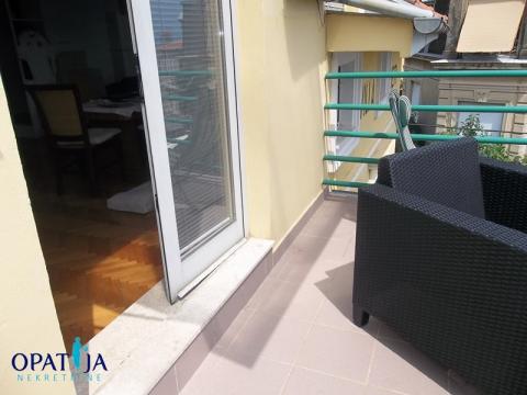 Opatija-privlačna lokacija, veliki dvoetažni stan u vili