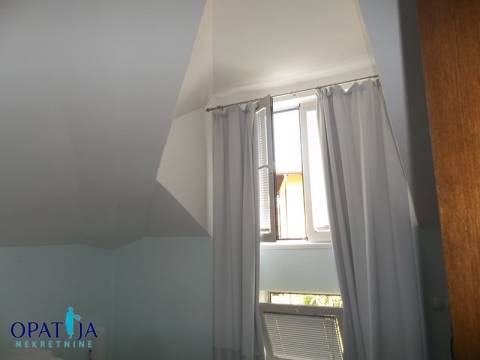 Opatija-privlačna lokacija, veliki dvoetažni stan u vili
