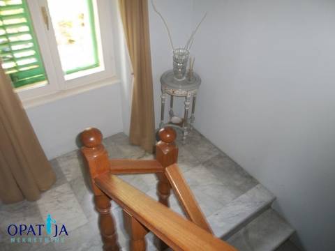 Opatija-privlačna lokacija, veliki dvoetažni stan u vili