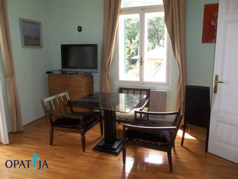 Opatija-privlačna lokacija, veliki dvoetažni stan u vili