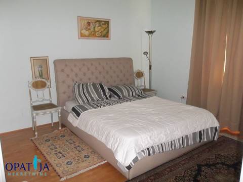 Opatija-privlačna lokacija, veliki dvoetažni stan u vili