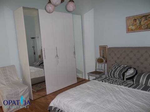 Opatija-privlačna lokacija, veliki dvoetažni stan u vili