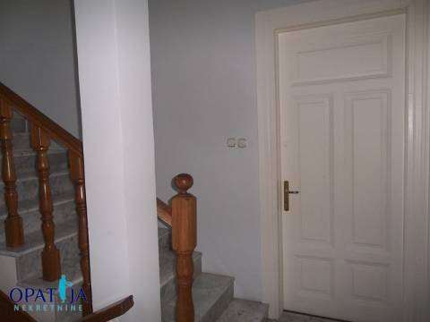 Opatija-privlačna lokacija, veliki dvoetažni stan u vili