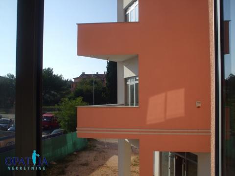 Rovinj-Poslovna zgrada  - PRILIKA !!!