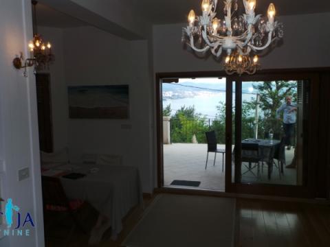 Opatija, kuća s bazenom, saunom, garažom, pogledom na more