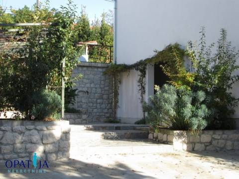 Novi Vinodolski, nova kuća kraj mora s tri stana, vrt