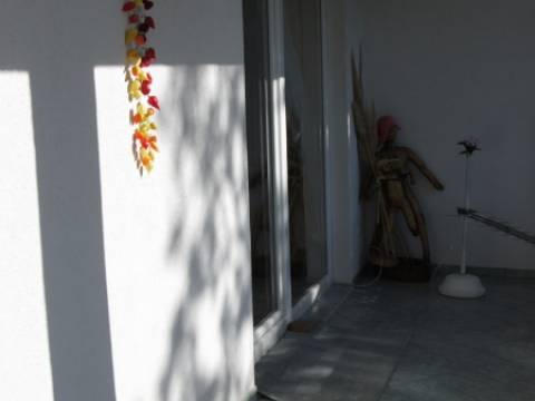 Novi Vinodolski, nova kuća kraj mora s tri stana, vrt