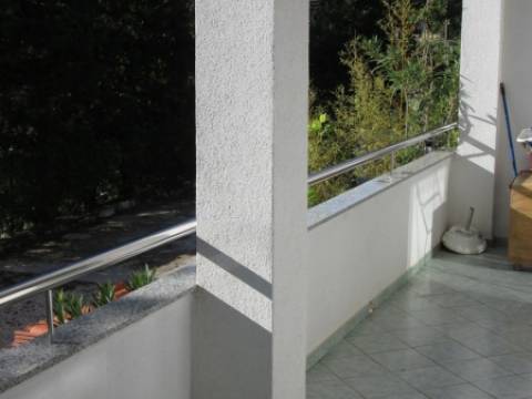 Novi Vinodolski, nova kuća kraj mora s tri stana, vrt