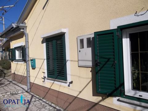 Matulji-kompletno uređena kuća s konobom