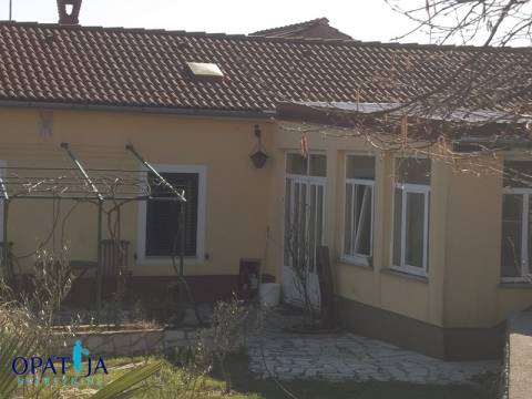 Matulji-kompletno uređena kuća s konobom