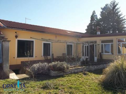 Matulji-kompletno uređena kuća s konobom