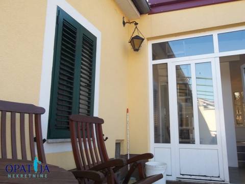 Matulji-kompletno uređena kuća s konobom