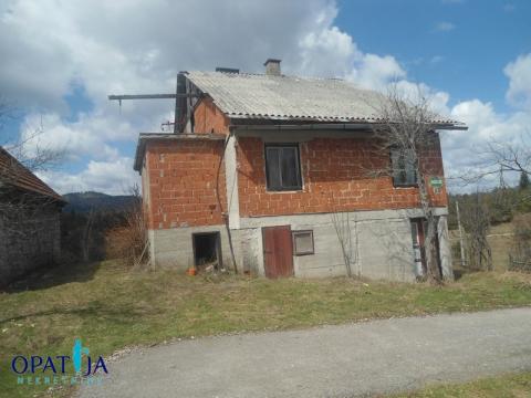 Čabar PRILIKA ZA INVESTITORE - kuća na parceli od 63000 m2