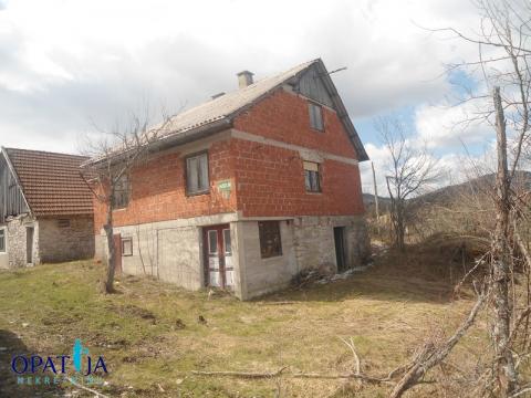 Čabar PRILIKA ZA INVESTITORE - kuća na parceli od 63000 m2