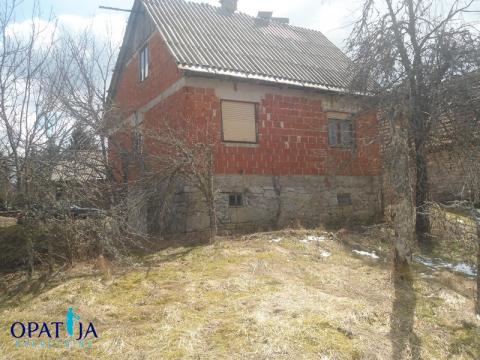 Čabar PRILIKA ZA INVESTITORE - kuća na parceli od 63000 m2