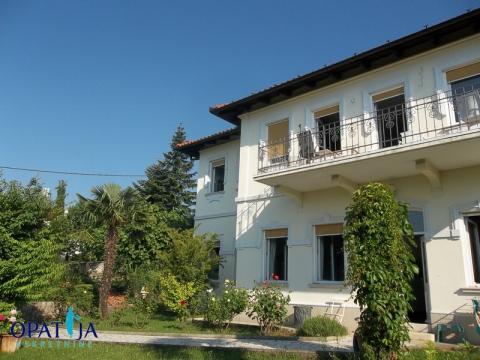 MATULJI, EKSKLUZIVNA VILA SA OKUĆNICOM