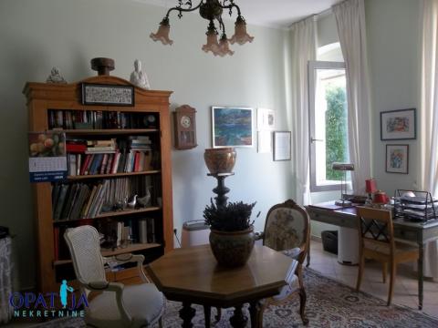 MATULJI, EKSKLUZIVNA VILA SA OKUĆNICOM