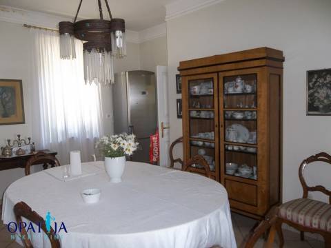 MATULJI, EKSKLUZIVNA VILA SA OKUĆNICOM