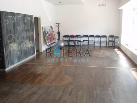 Karlovac, centar ulični lokal 150 m2 za najam