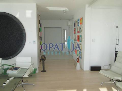 Rijeka, moderna vila I. red do mora, lift, bazen, parking