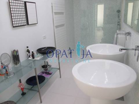 Rijeka, moderna vila I. red do mora, lift, bazen, parking