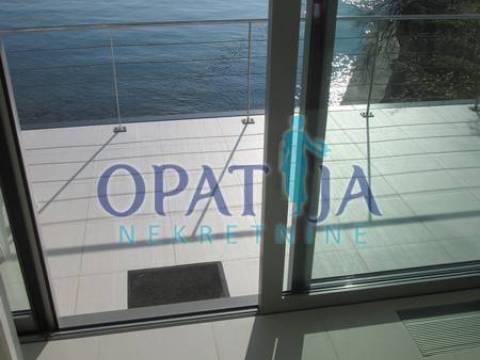 Rijeka, moderna vila I. red do mora, lift, bazen, parking