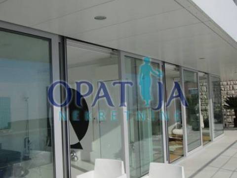 Rijeka, moderna vila I. red do mora, lift, bazen, parking