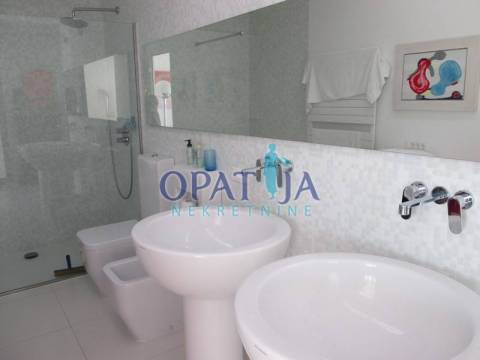 Rijeka, moderna vila I. red do mora, lift, bazen, parking