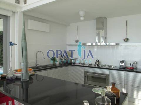 Rijeka, moderna vila I. red do mora, lift, bazen, parking