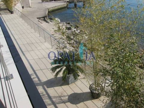 Rijeka, moderna vila I. red do mora, lift, bazen, parking