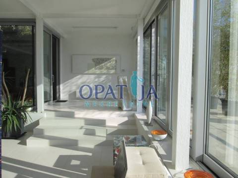Rijeka, moderna vila I. red do mora, lift, bazen, parking