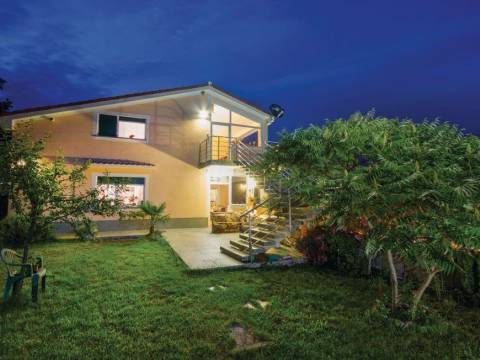 Obiteljska villa s bazenom