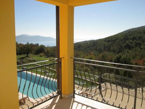 Mošćenička Draga, okolica, nova kuća s bazenom i mini golf igralištem