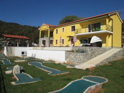 Mošćenička Draga, okolica, nova kuća s bazenom i mini golf igralištem