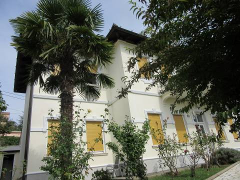 MATULJI, EKSKLUZIVNA VILA SA OKUĆNICOM