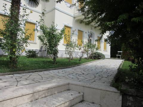 MATULJI, EKSKLUZIVNA VILA SA OKUĆNICOM