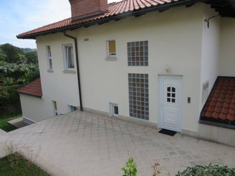 MATULJI, EKSKLUZIVNA VILA SA OKUĆNICOM