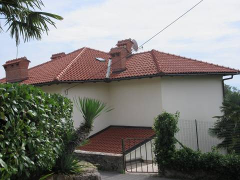 MATULJI, EKSKLUZIVNA VILA SA OKUĆNICOM