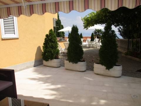 Lijep apartman od 30 m2 s terasom i parkingom