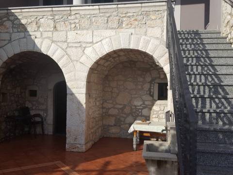 Prekrasna kuća 250m2 Grižane