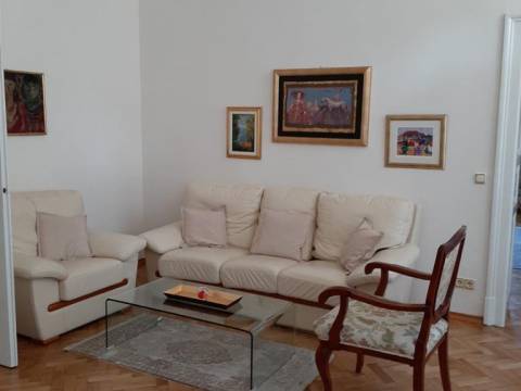 Luksuzan stan za najam u vili uz more, sa vrtom i otvorenim pogledom na more