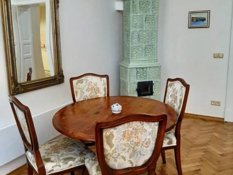 Luksuzan stan za najam u vili uz more, sa vrtom i otvorenim pogledom na more