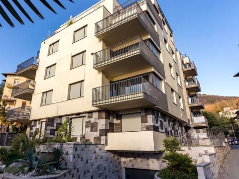 Opatija, strogi centar, lift, podzemna garaža, neposredna blizina gradskog kupališta