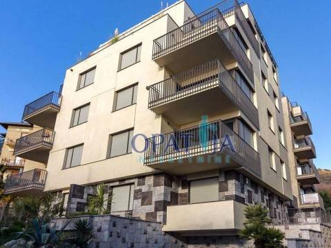 Opatija, stan na 3. katu, terasa s pogledom, lift, garaža, krovni vrt u vlasništvu