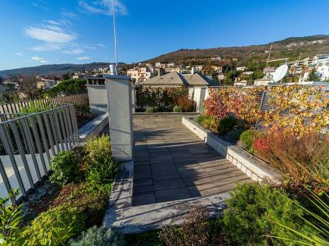Opatija, stan na 3. katu, terasa s pogledom, lift, garaža, krovni vrt u vlasništvu