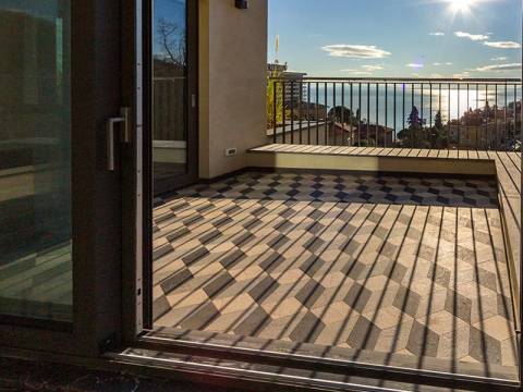 Opatija, stan na 3. katu, terasa s pogledom, lift, garaža, krovni vrt u vlasništvu