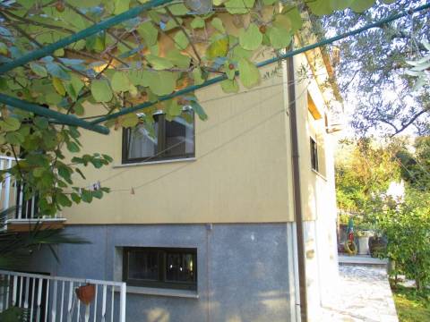 Ičići, drugi red od mora, stan u prizemlju