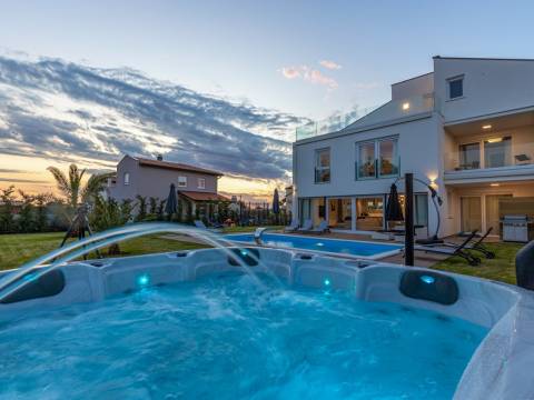 Poreč, okolica - villa sa bazenom