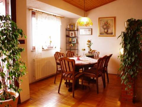 Matulji centar obiteljska kuća s uhodanim turističkom poslom